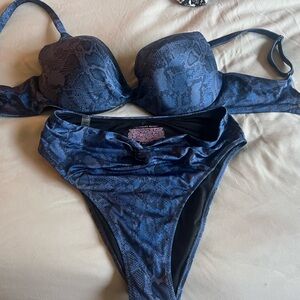 Victoria’s Secret bikini, set brand new. Top 34D and bottoms small -